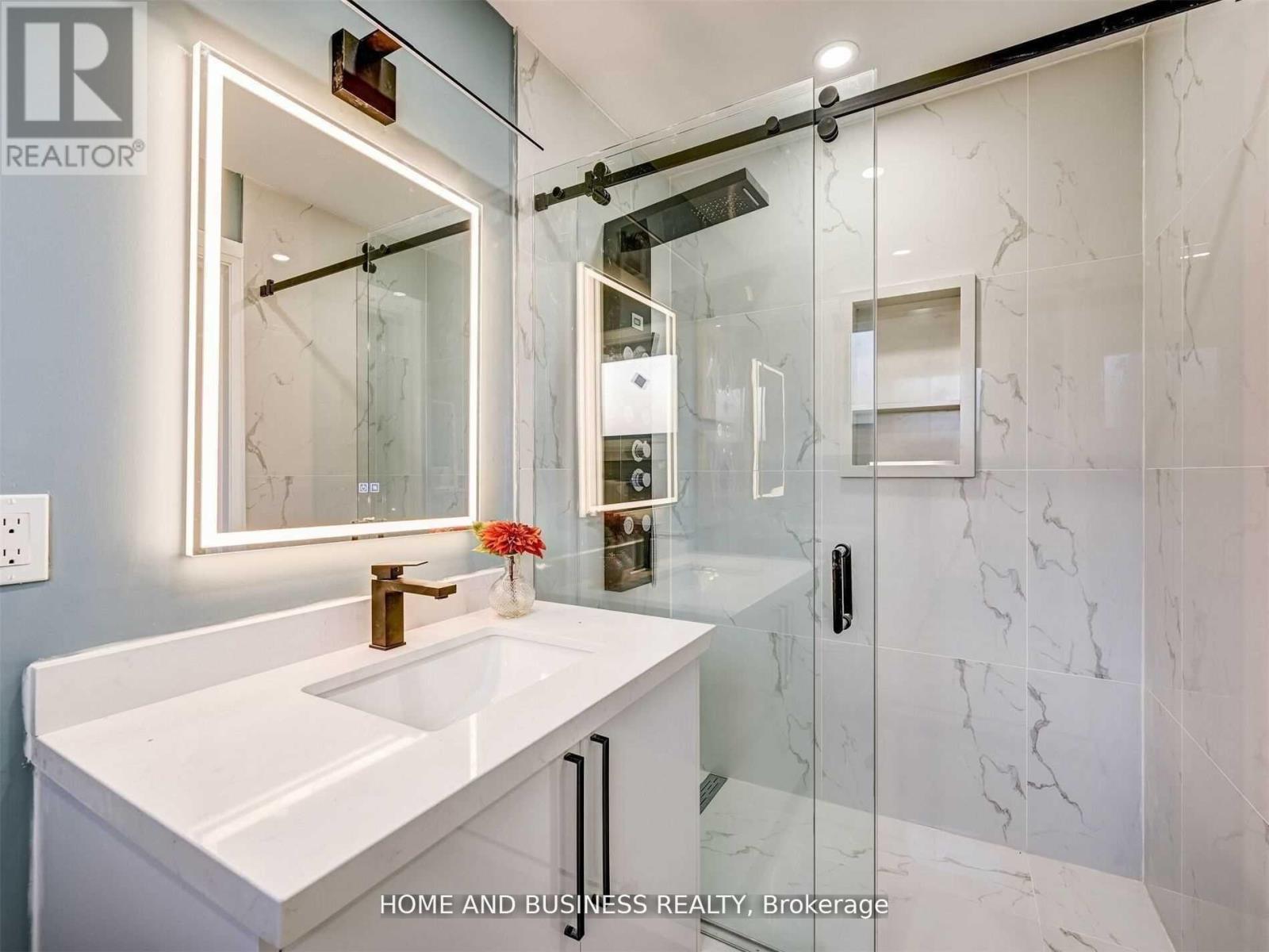 Middle - 470 Louis Drive, Mississauga, Ontario  L5B 2J6 - Photo 7 - W13010418