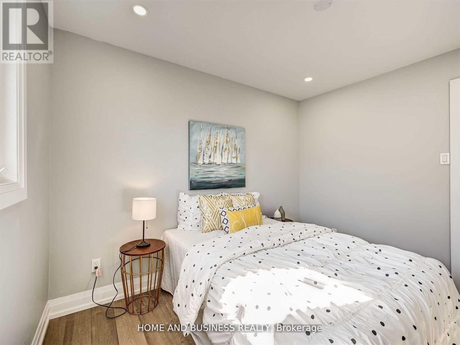 Middle - 470 Louis Drive, Mississauga, Ontario  L5B 2J6 - Photo 8 - W13010418