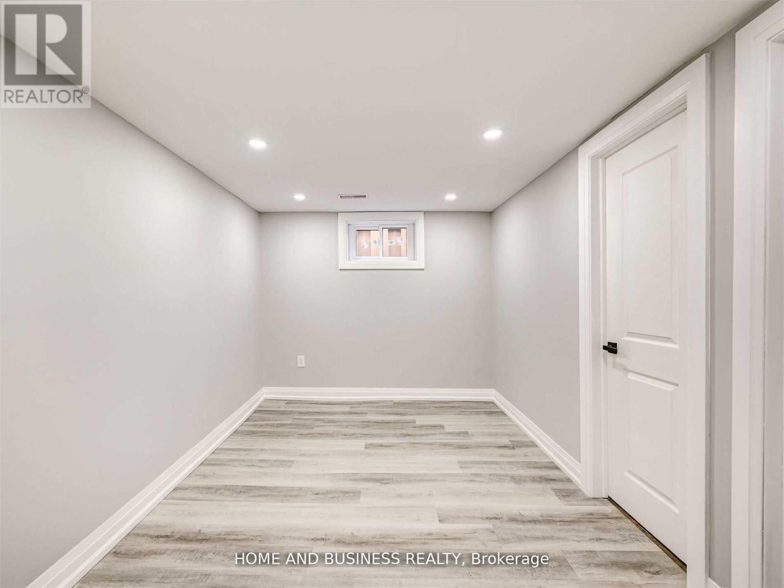 Middle - 470 Louis Drive, Mississauga, Ontario  L5B 2J6 - Photo 9 - W13010418