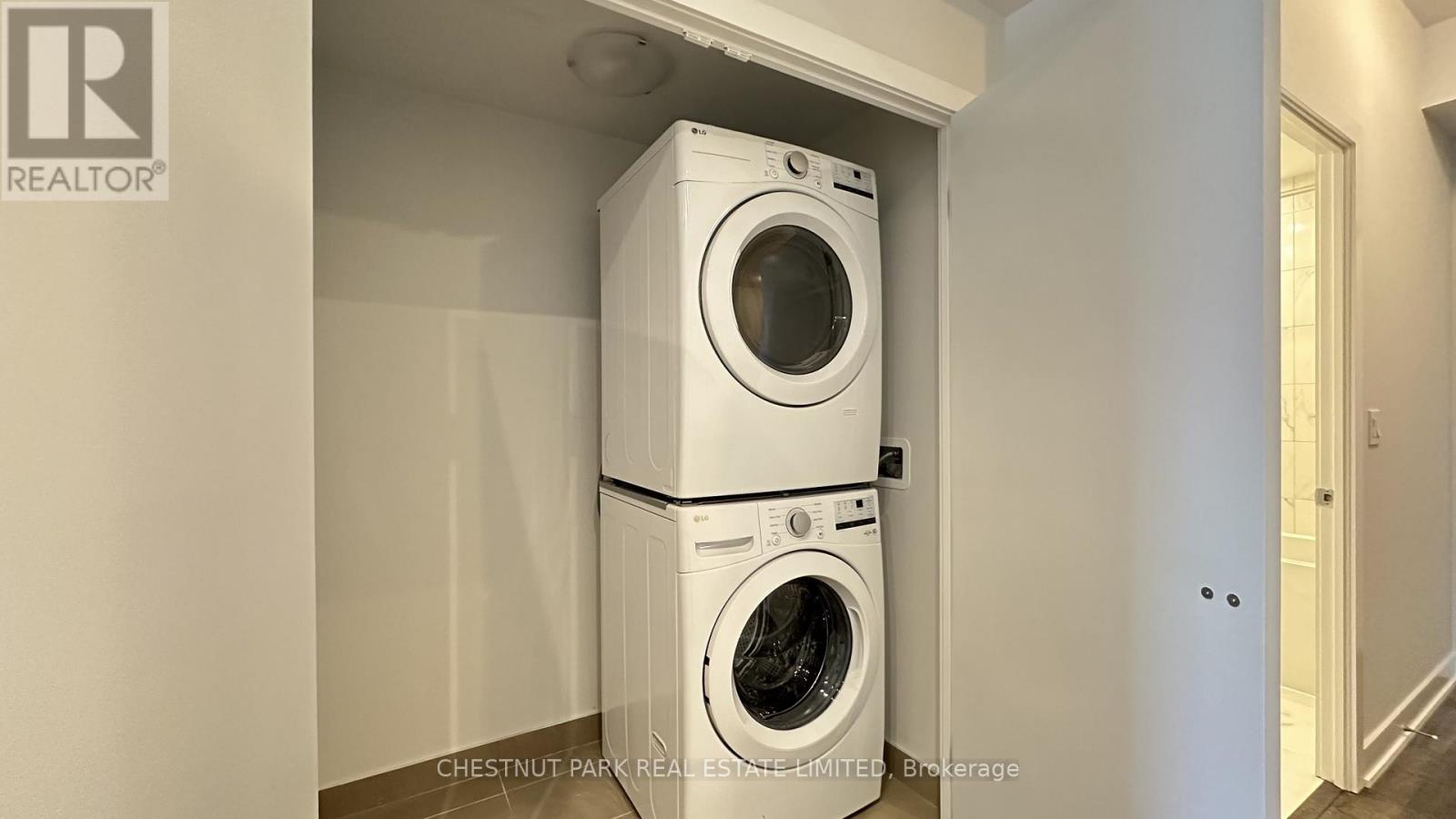 1305 - 430 Square One Drive, Mississauga, Ontario  L5B 0L6 - Photo 9 - W13010424