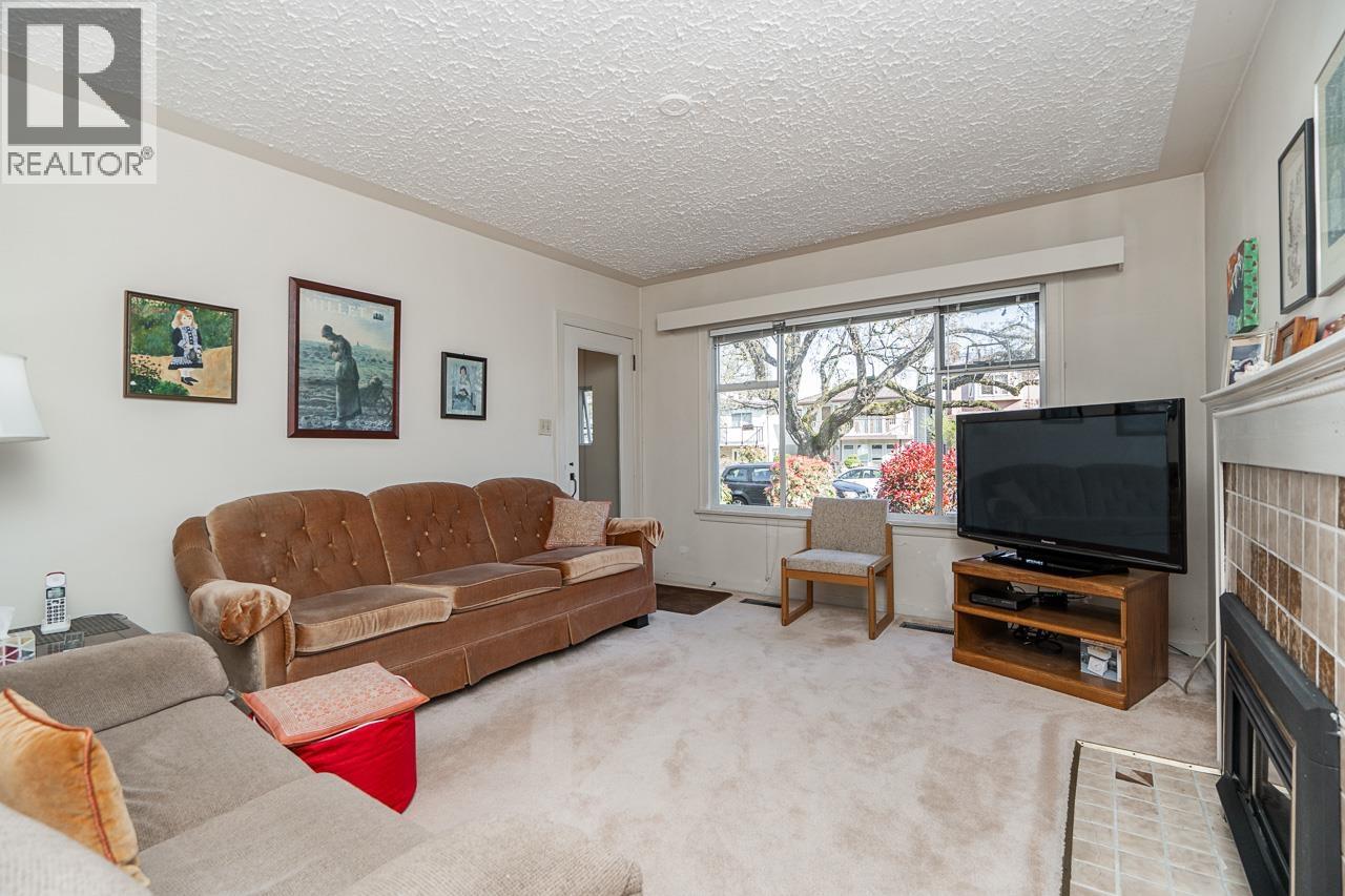 1296 E 27th Avenue, Vancouver, British Columbia  V5V 2L8 - Photo 3 - R3089795