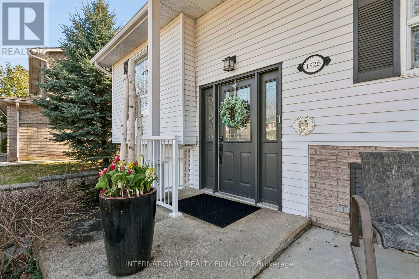 1326 Roxborough Crescent, Burlington, Ontario  L7M 1W9 - Photo 2 - W13010454