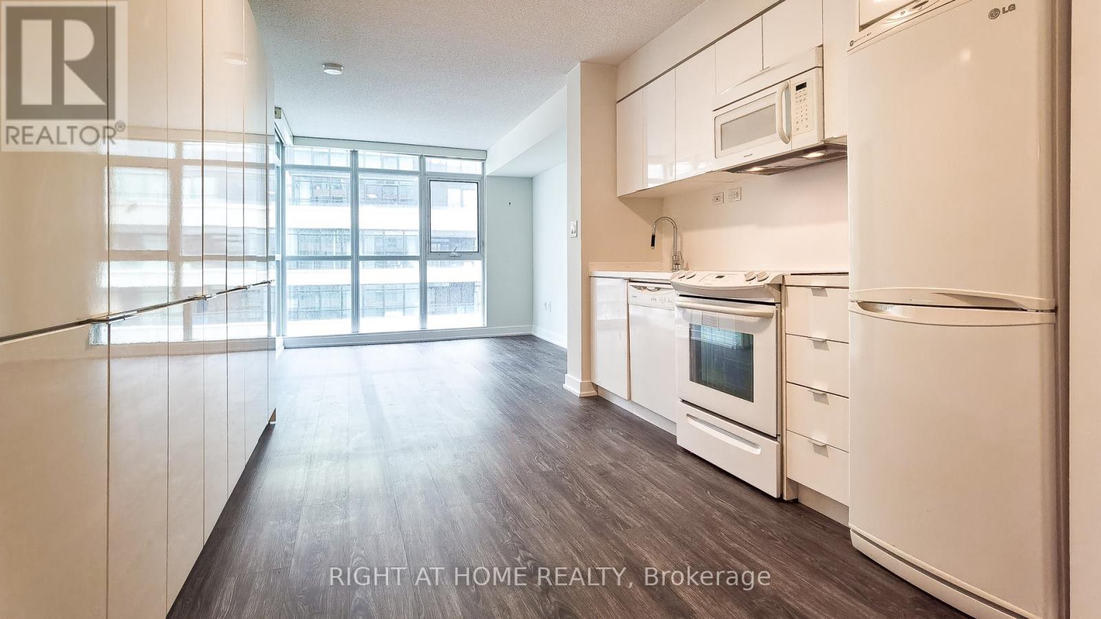 703 - 10 Capreol Court, Toronto, Ontario  M5V 4B3 - Photo 4 - C13010542