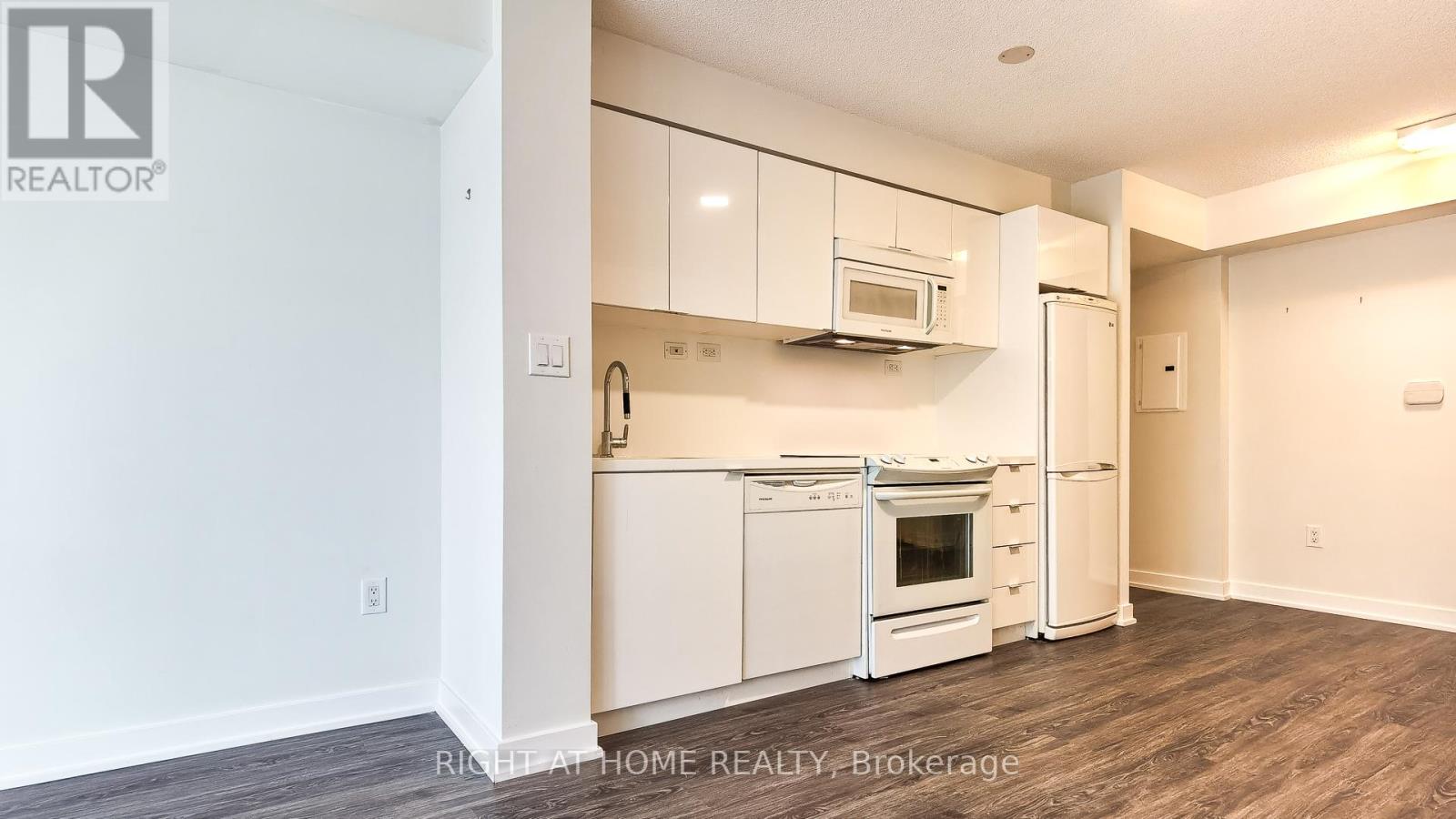 703 - 10 Capreol Court, Toronto, Ontario  M5V 4B3 - Photo 6 - C13010542