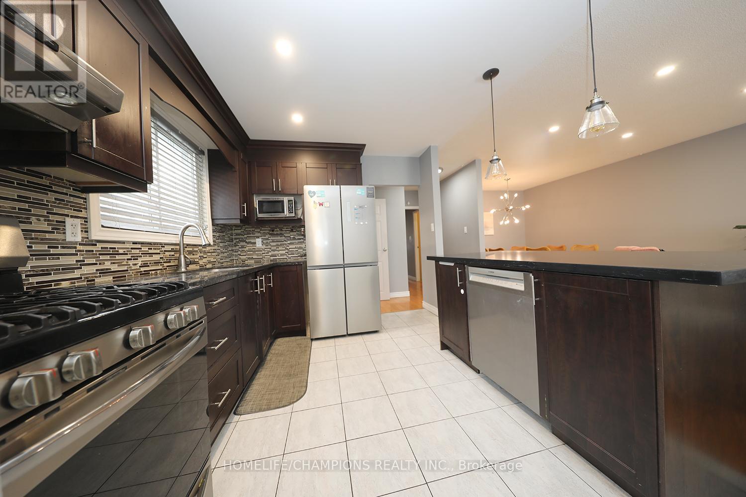 865 Vicki Drive, Pickering, Ontario  L1W 2J6 - Photo 3 - E13010512