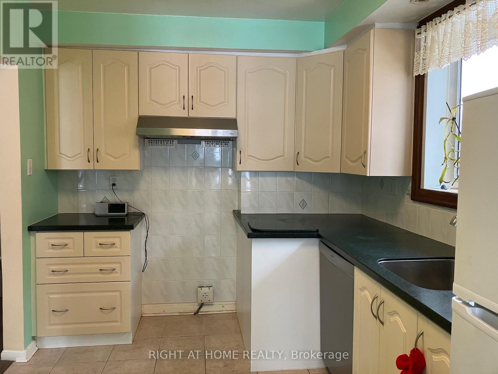 29 Rowatson Road, Toronto, Ontario  M1E 1K2 - Photo 5 - E13010550