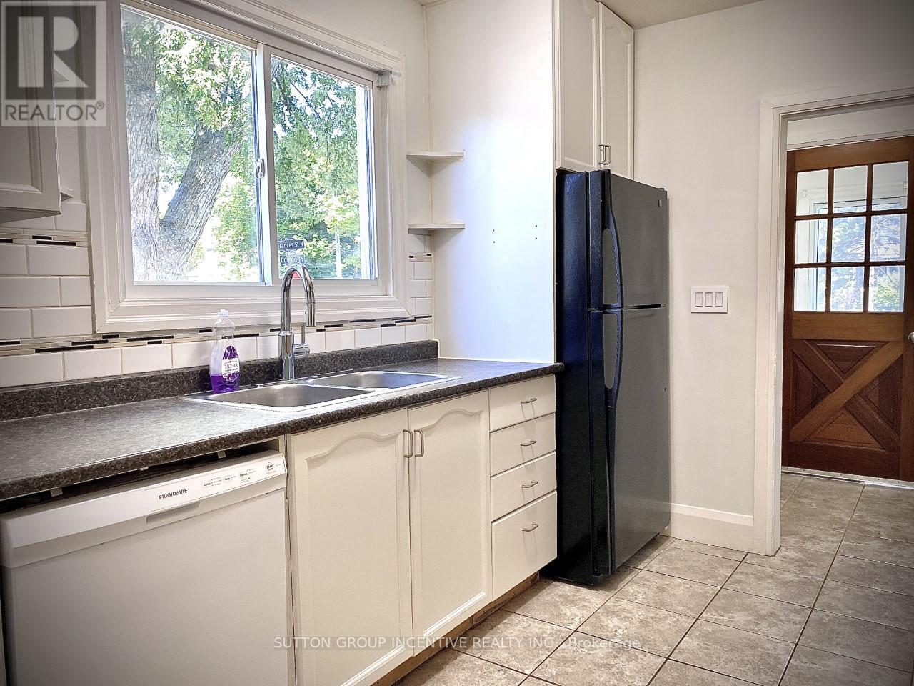 39 Donald Street, Barrie, Ontario  L4N 1E4 - Photo 11 - S13010520