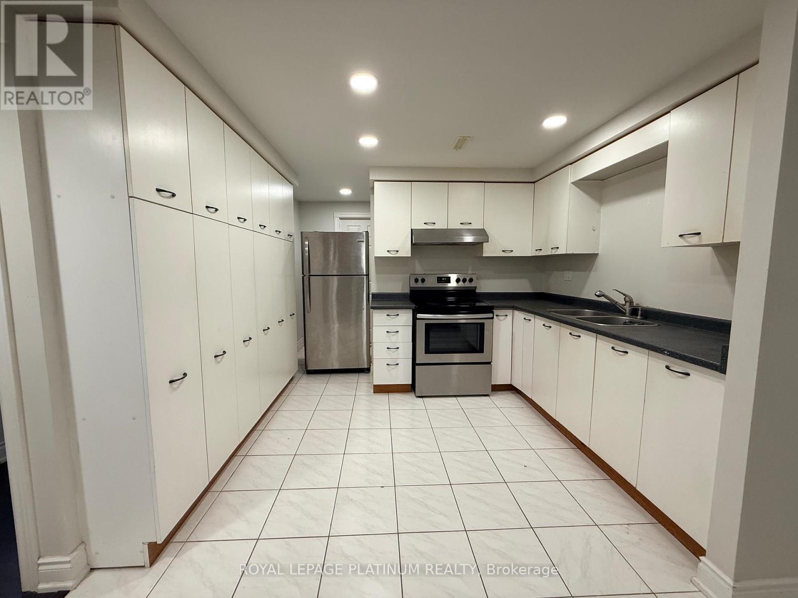 3br Lower Level - 1540 Manorbrook Court, Mississauga, Ontario  L5M 4A8 - Photo 10 - W13010540