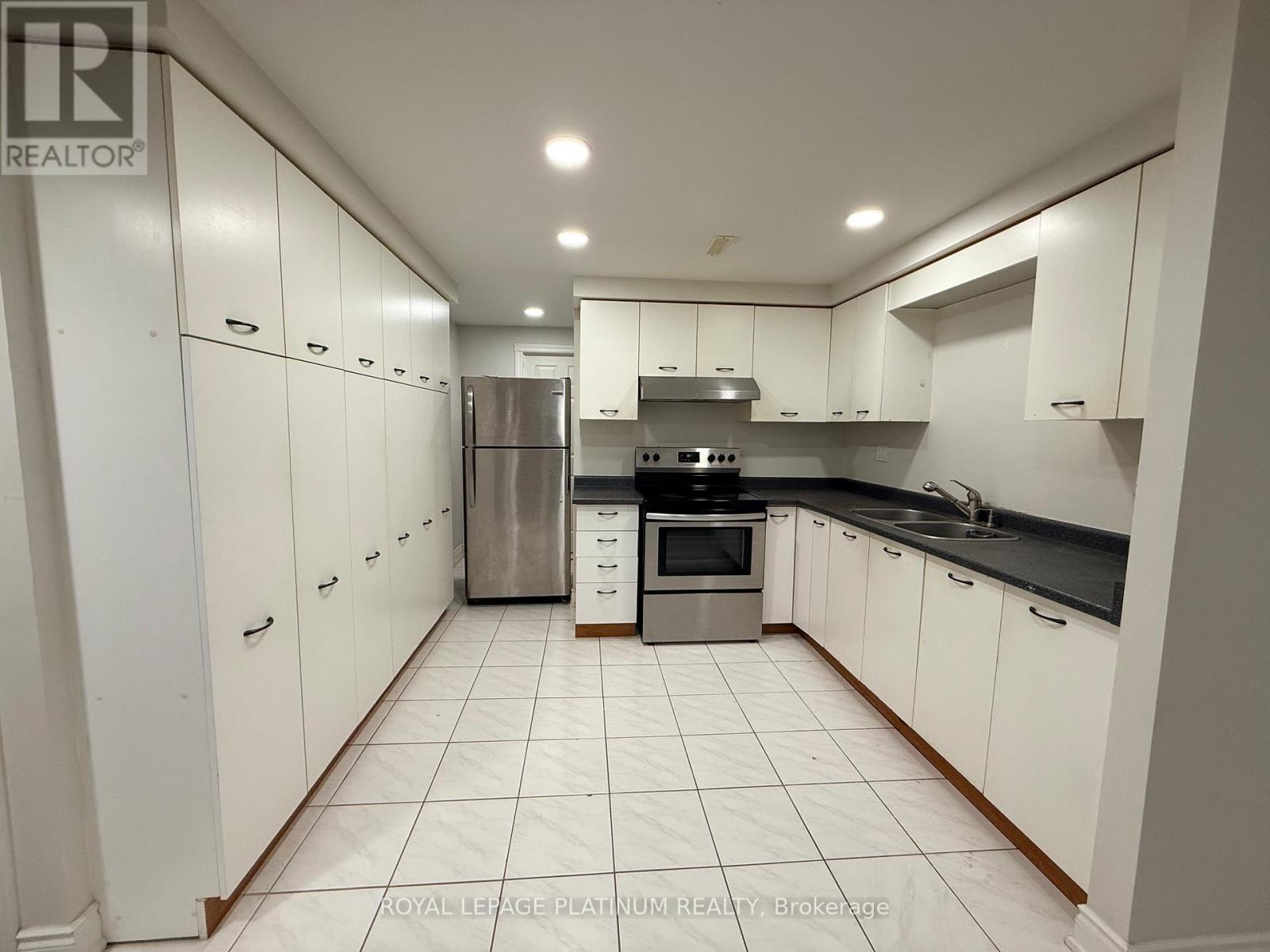 3br Lower Level - 1540 Manorbrook Court, Mississauga, Ontario  L5M 4A8 - Photo 11 - W13010540