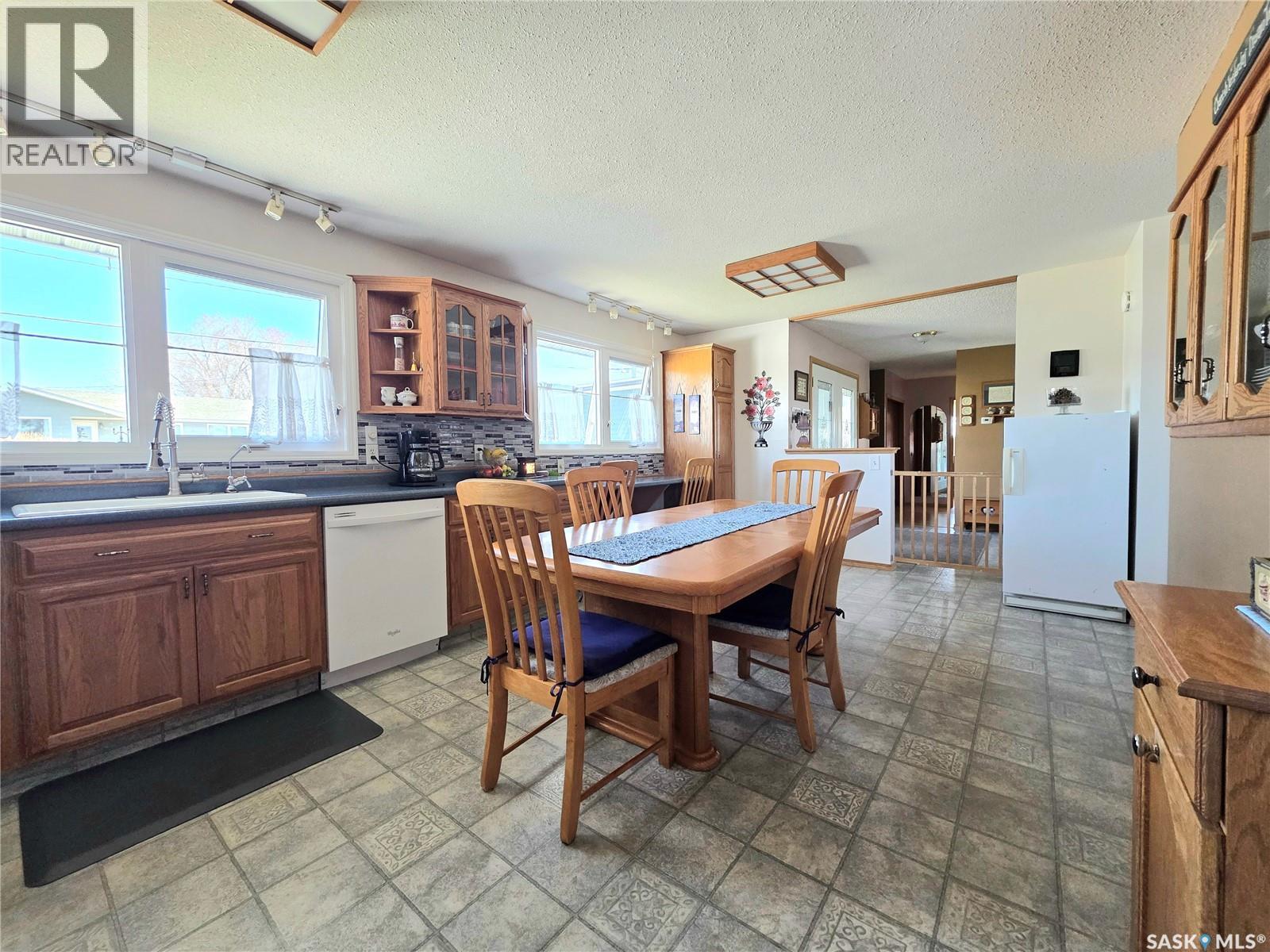 101 Fraser Avenue, Oxbow, Saskatchewan  S0C 0B6 - Photo 6 - SK033213