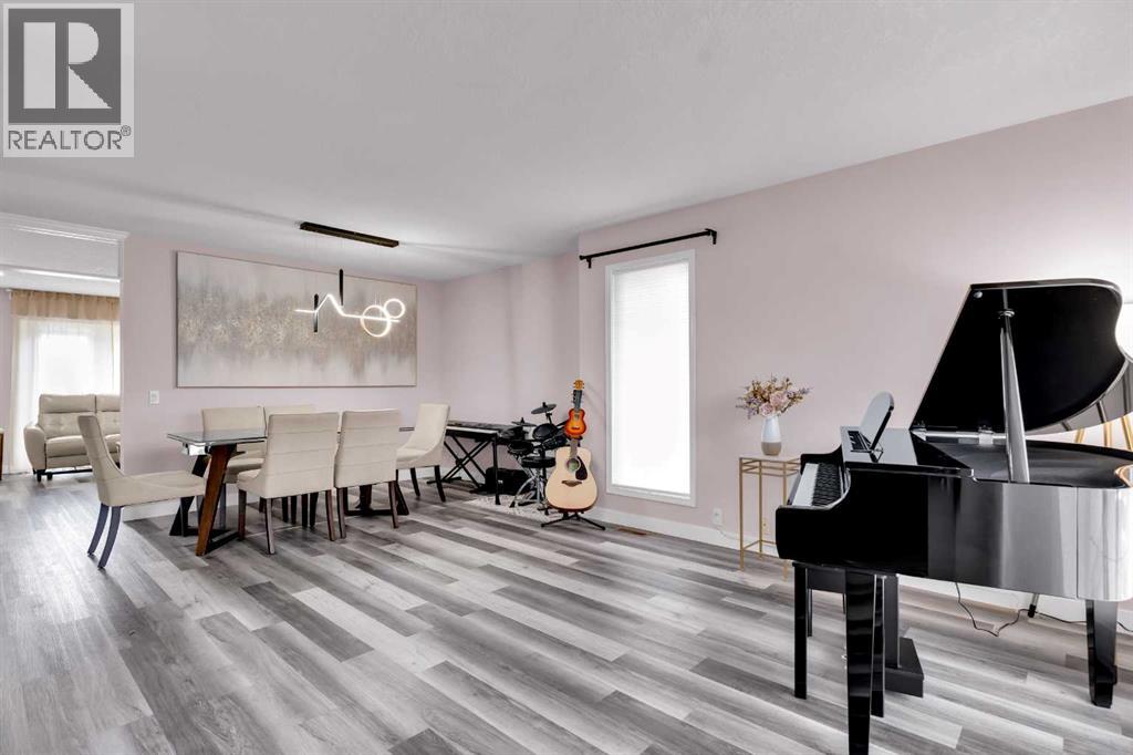 6 Douglas Woods Bay Se, Calgary, Alberta  T2Z 3A1 - Photo 4 - A2299998