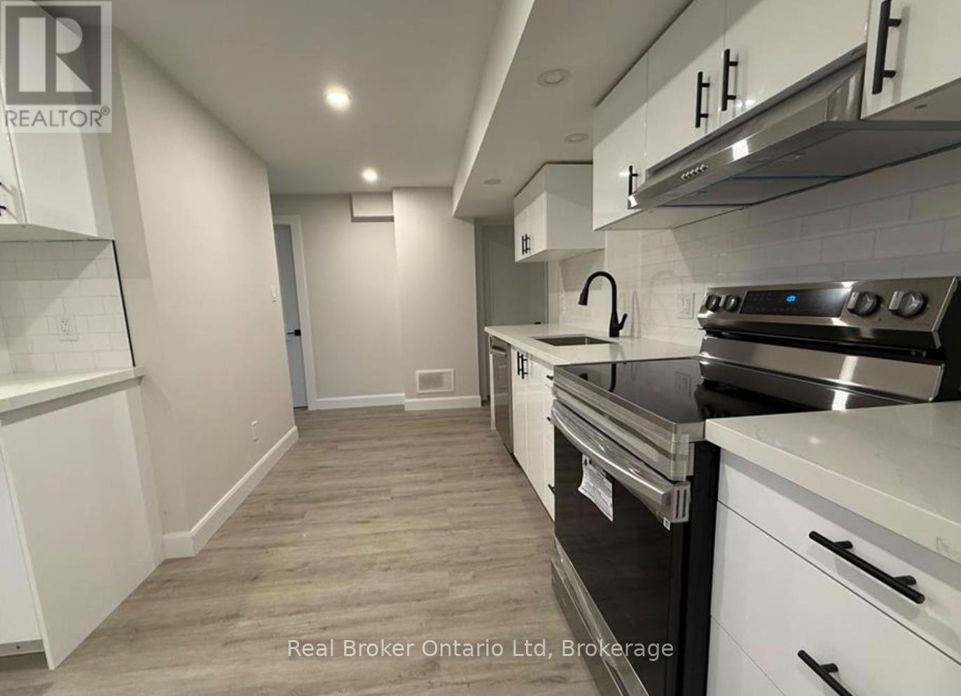 29 Hewitt Place, Barrie, Ontario  L4M 7B3 - Photo 3 - S13010646