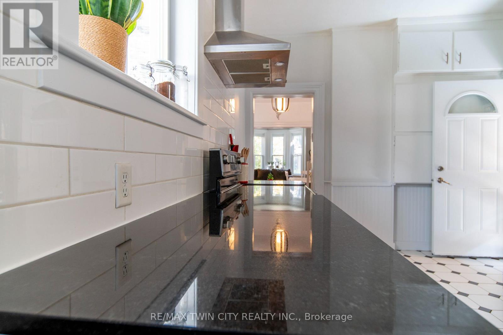 12 Pearl Street, Brantford, Ontario  N3T 3N4 - Photo 12 - X13008732