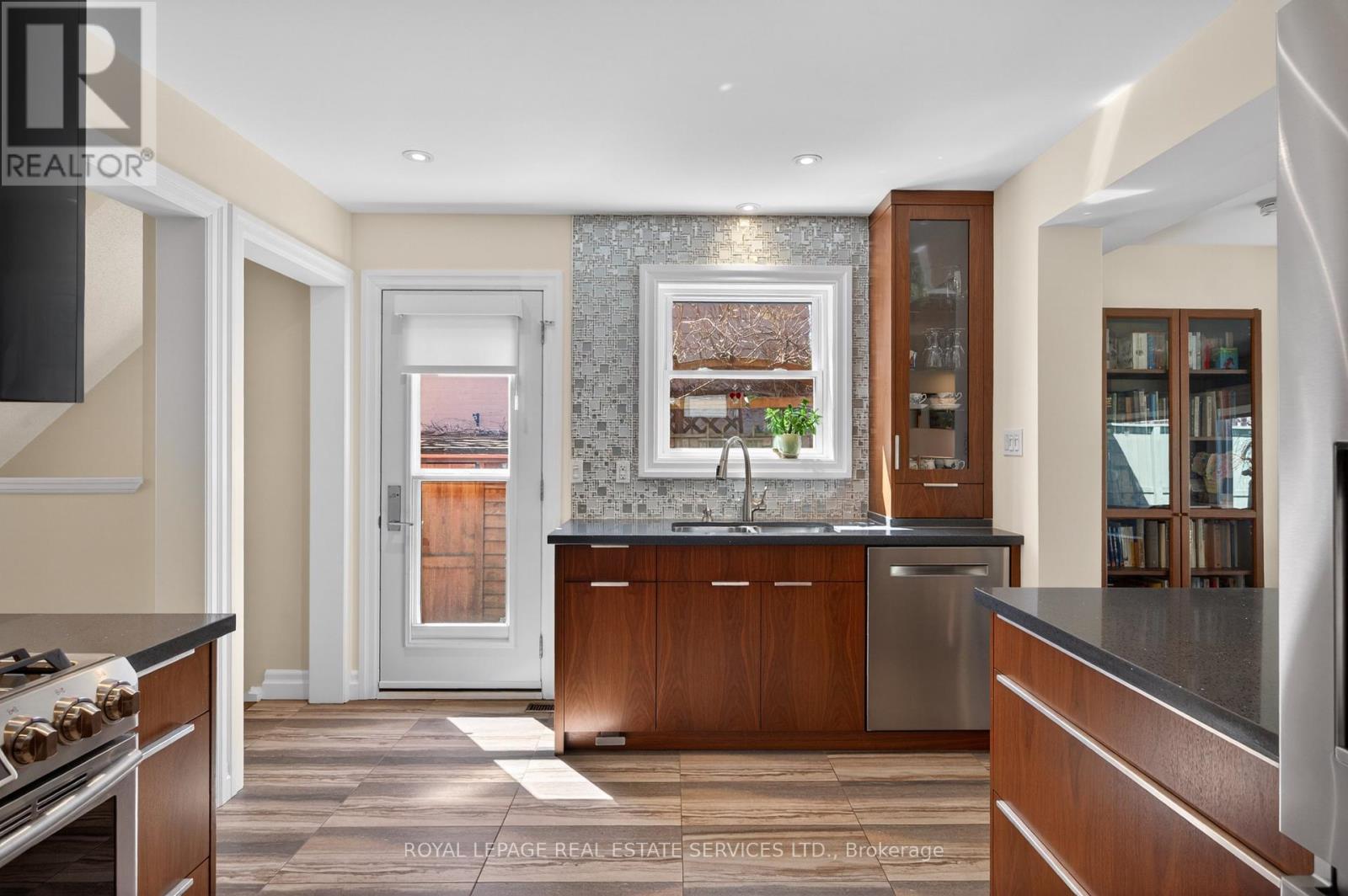 141 Oakdale Drive, Oakville, Ontario  L6H 1J4 - Photo 7 - W12983852