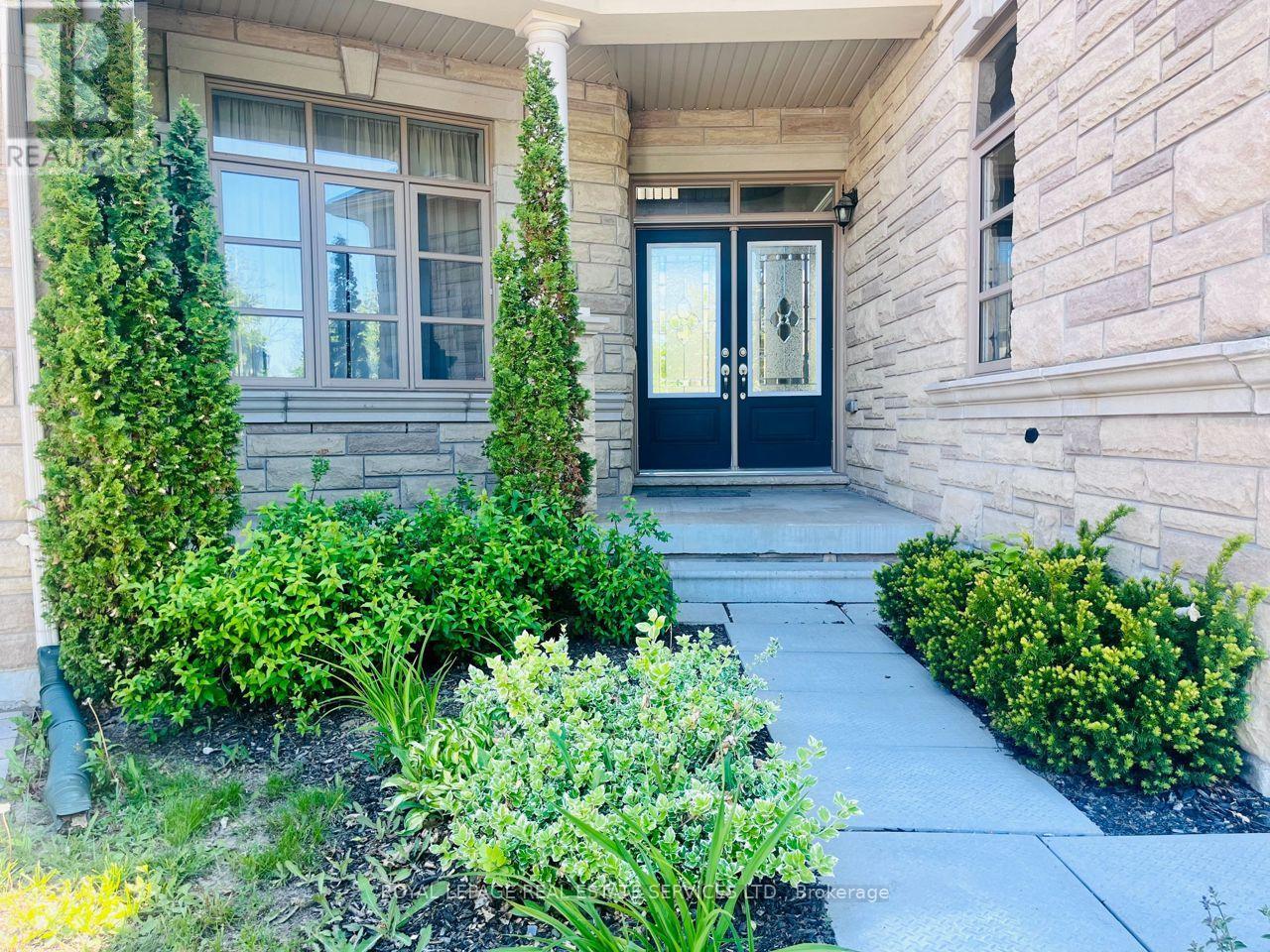 2366 Chateau Common, Oakville, Ontario  L6M 0S1 - Photo 2 - W13010618