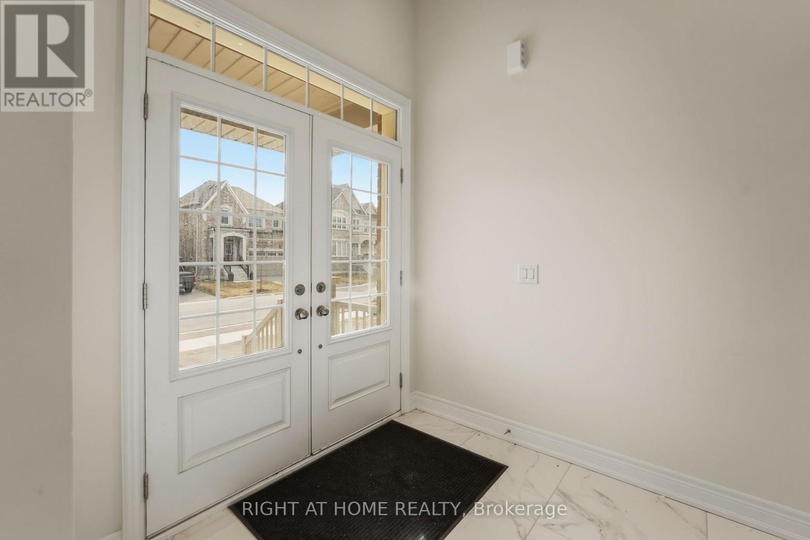 70 Carriage Shop Bend, East Gwillimbury, Ontario  L9N 0C6 - Photo 4 - N13010700