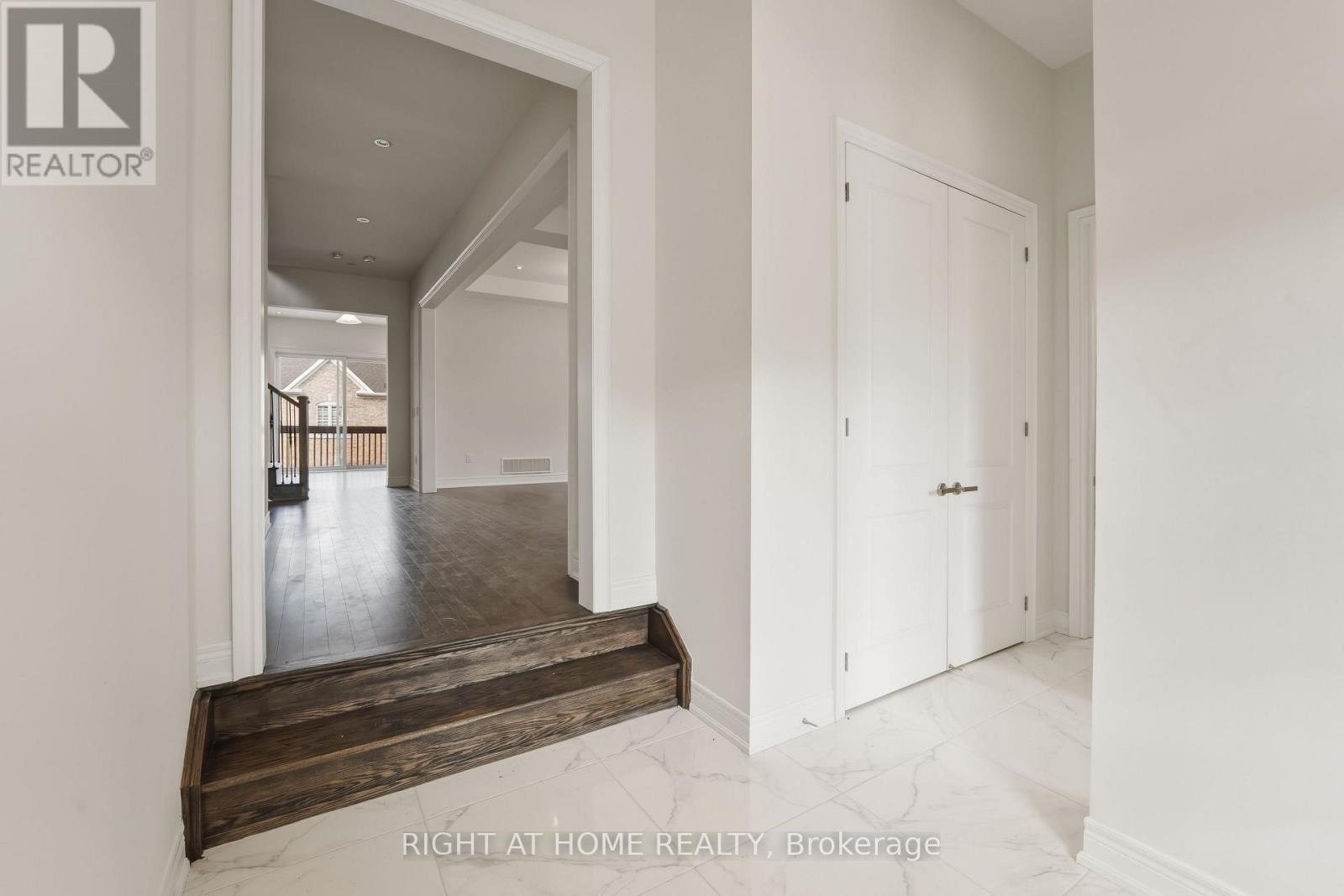 70 Carriage Shop Bend, East Gwillimbury, Ontario  L9N 0C6 - Photo 5 - N13010700