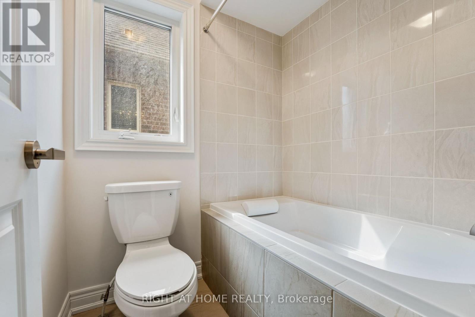 92 Carriage Shop Bend, East Gwillimbury, Ontario  L9N 0Y3 - Photo 27 - N13010704