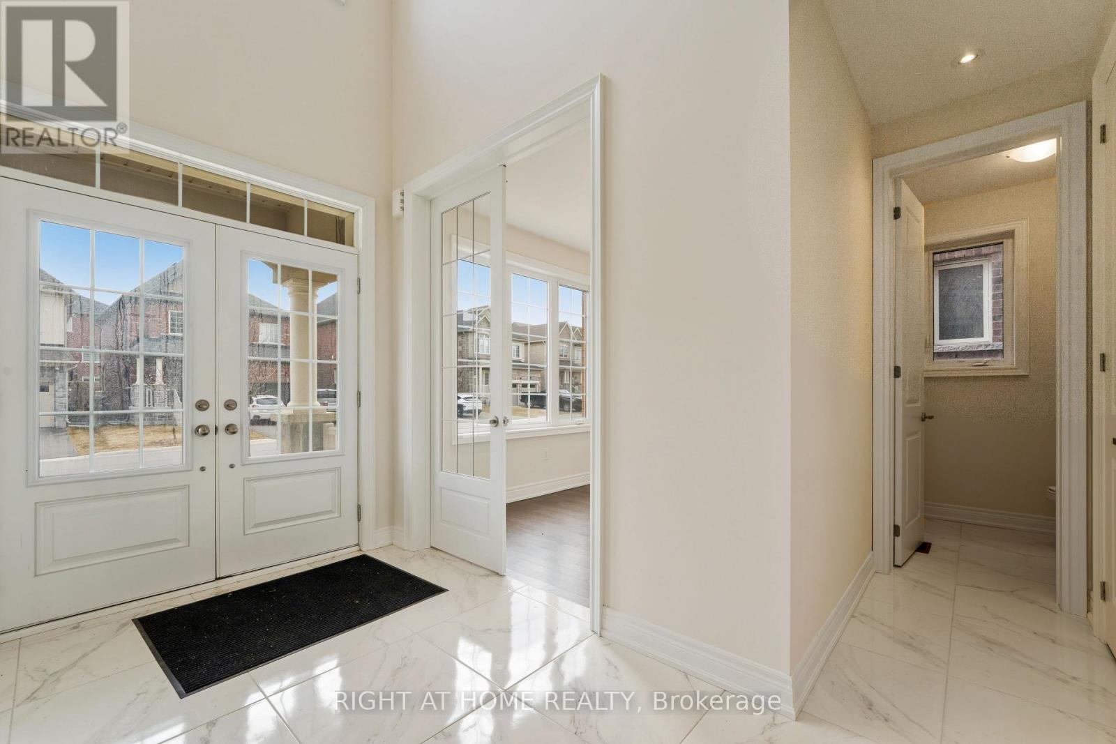 92 Carriage Shop Bend, East Gwillimbury, Ontario  L9N 0Y3 - Photo 5 - N13010704