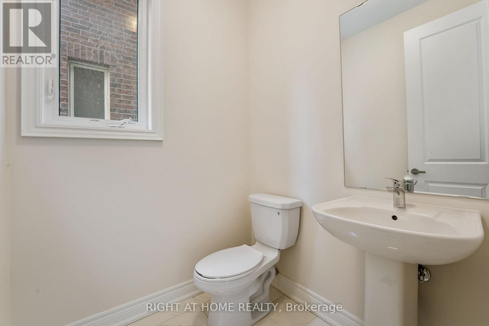 92 Carriage Shop Bend, East Gwillimbury, Ontario  L9N 0Y3 - Photo 7 - N13010704