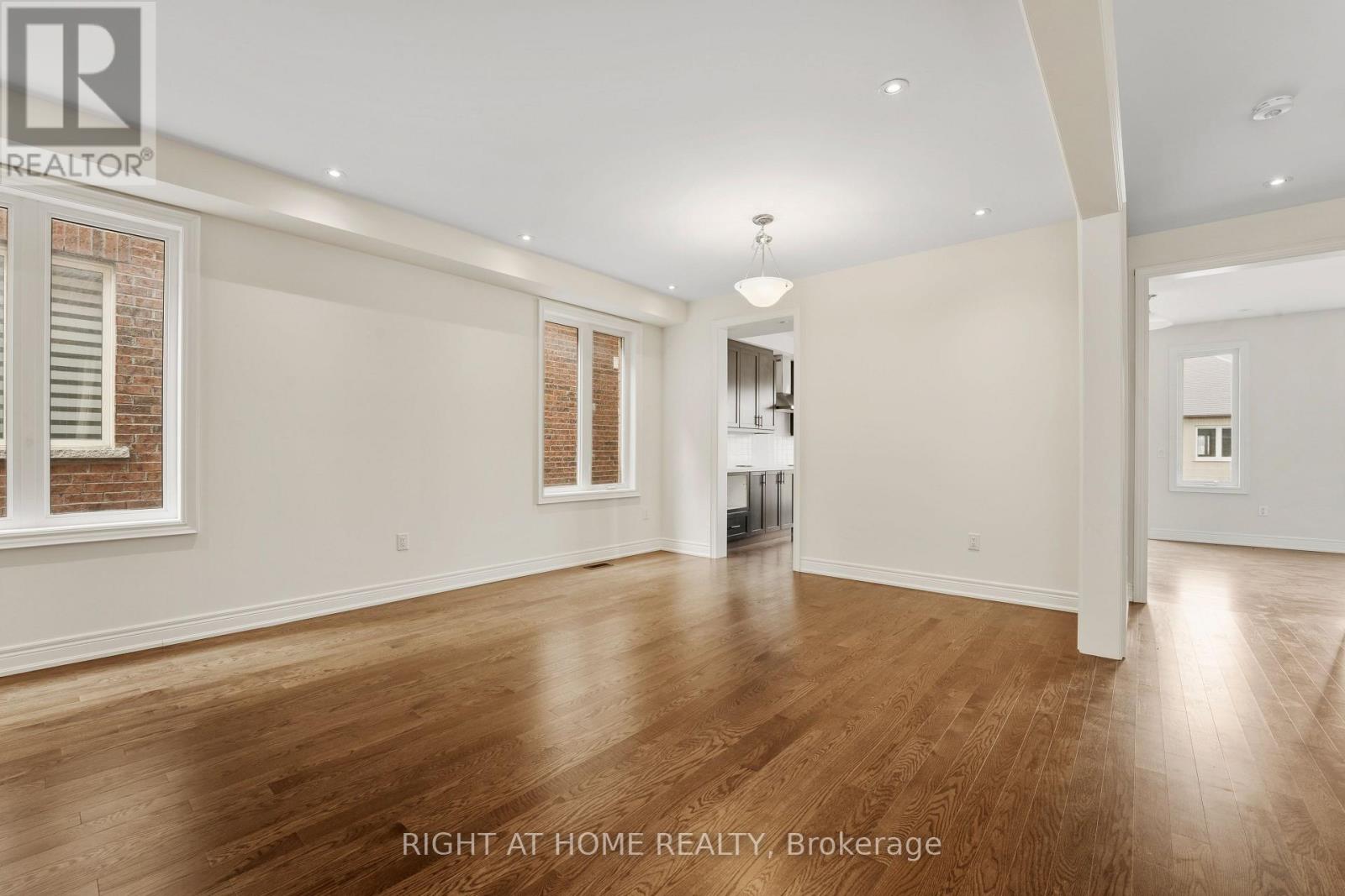 92 Carriage Shop Bend, East Gwillimbury, Ontario  L9N 0Y3 - Photo 9 - N13010704