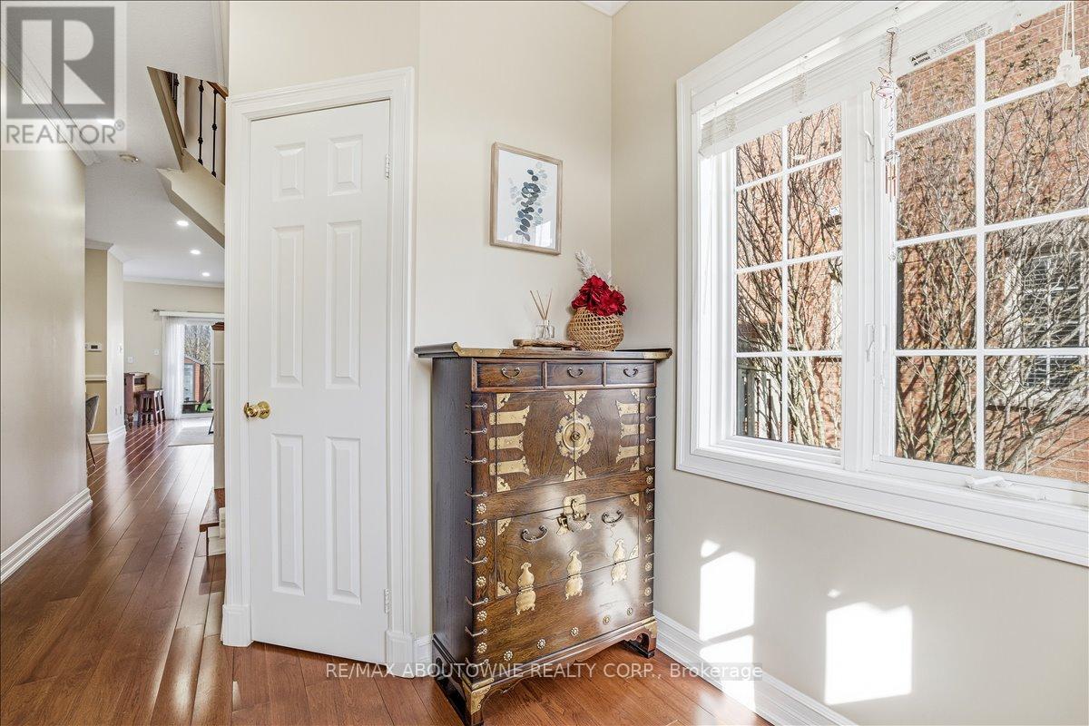 2377 Dalebrook Drive, Oakville, Ontario  L6H 6K4 - Photo 8 - W13010708