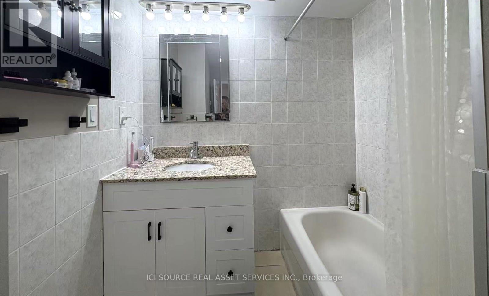 Upper Unit - 19 Talbot Street, Brampton, Ontario  L6X 2P4 - Photo 3 - W13010752