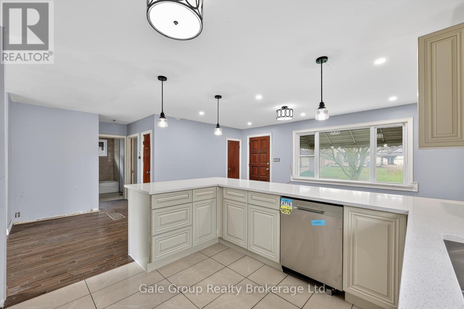 21 Cronyn Street, Woodstock, Ontario  N4S 3T4 - Photo 2 - X13010776