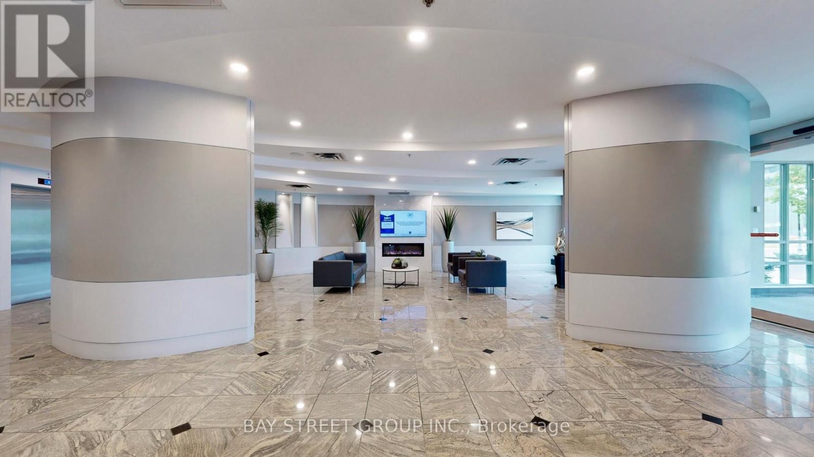 Lph19 - 39 Oneida Crescent, Richmond Hill, Ontario  L4B 4T9 - Photo 3 - N13010906