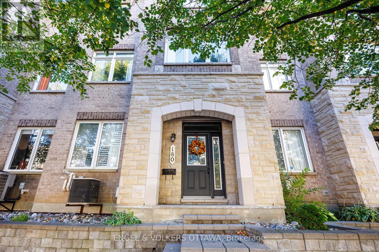 180 Lanark Avenue, Ottawa, Ontario  K1Z 1E5 - Photo 2 - X12901420