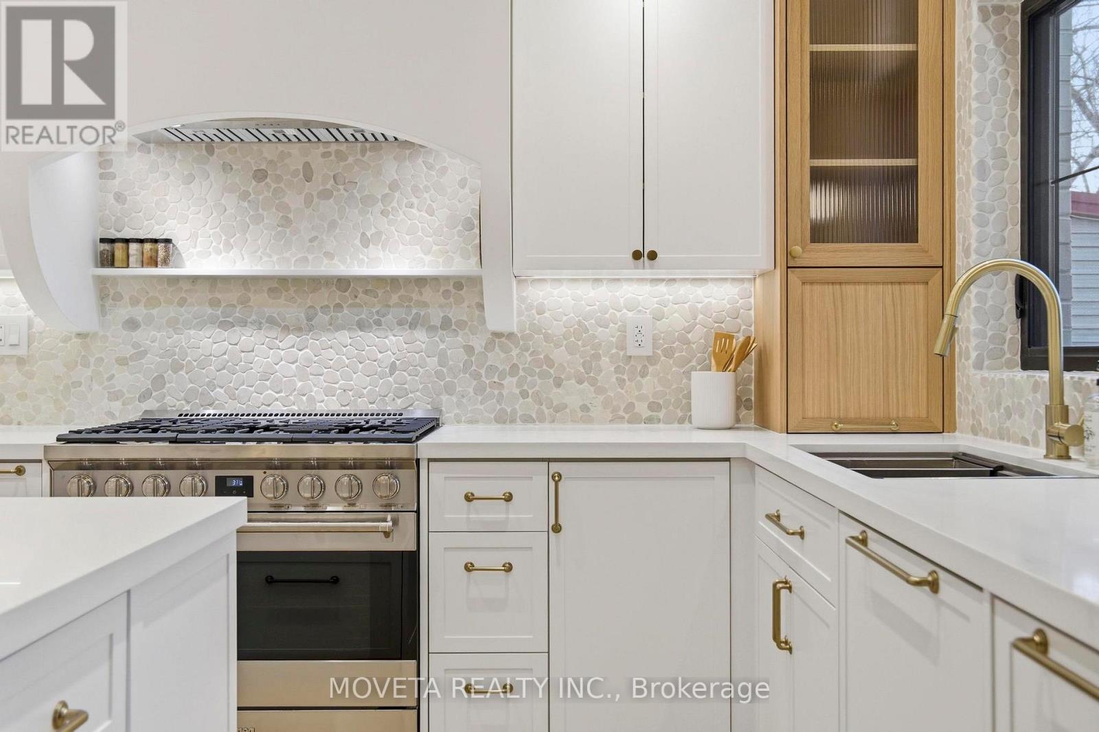 4 Mahoney Avenue, Toronto, Ontario  M6M 2H4 - Photo 13 - W13010812