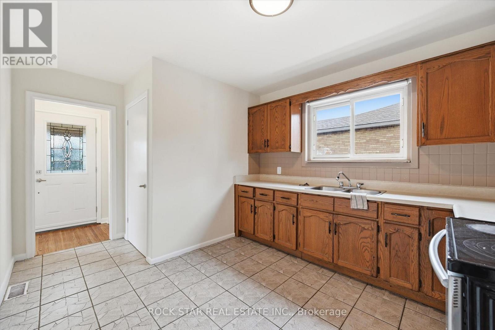 324 East 33rd Street, Hamilton, Ontario  L8V 3T8 - Photo 8 - X13010928