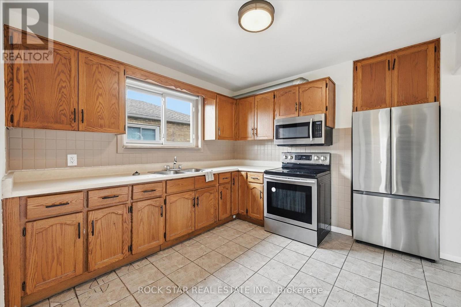 324 East 33rd Street, Hamilton, Ontario  L8V 3T8 - Photo 9 - X13010928