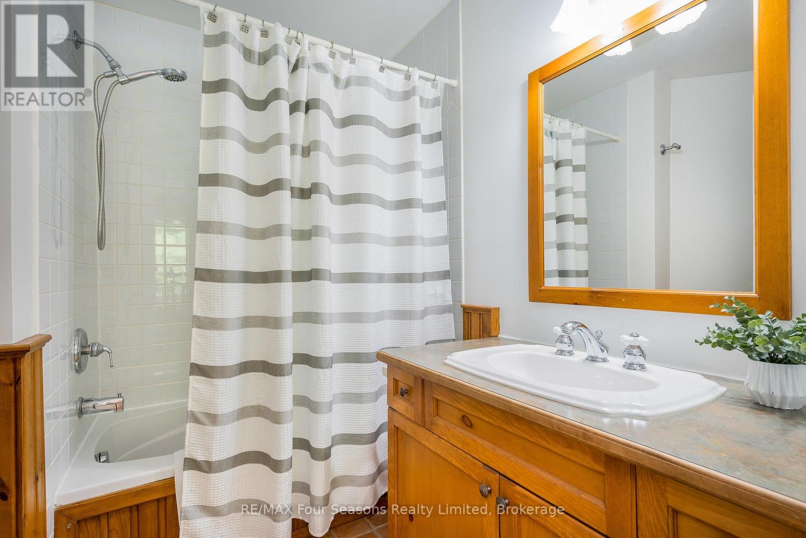 114 - 184 Snowbridge Way, Blue Mountains, Ontario  L9Y 0V1 - Photo 19 - X12943080