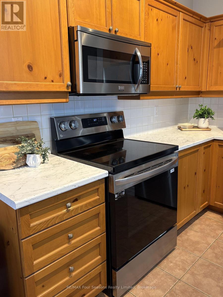 114 - 184 Snowbridge Way, Blue Mountains, Ontario  L9Y 0V1 - Photo 7 - X12943080