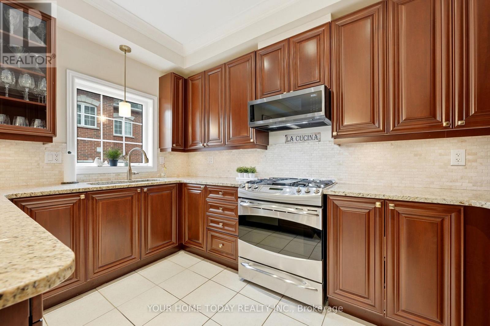 24 Wesleyan Street, Halton Hills, Ontario  L7G 2E1 - Photo 9 - W13007770