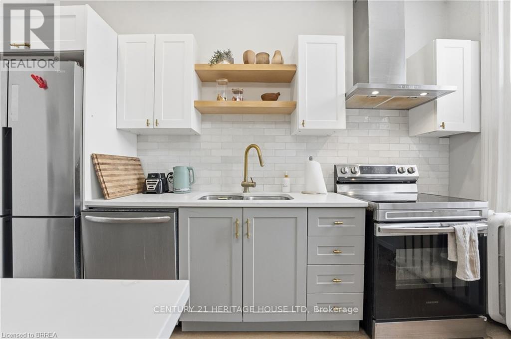 220 Nelson Street, Brantford, Ontario  N3S 4C1 - Photo 3 - X12835650