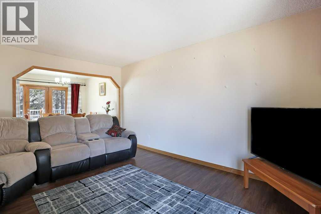 40 Chralesworth Crescent E, Brooks, Alberta  T1R 0H3 - Photo 9 - A2300054