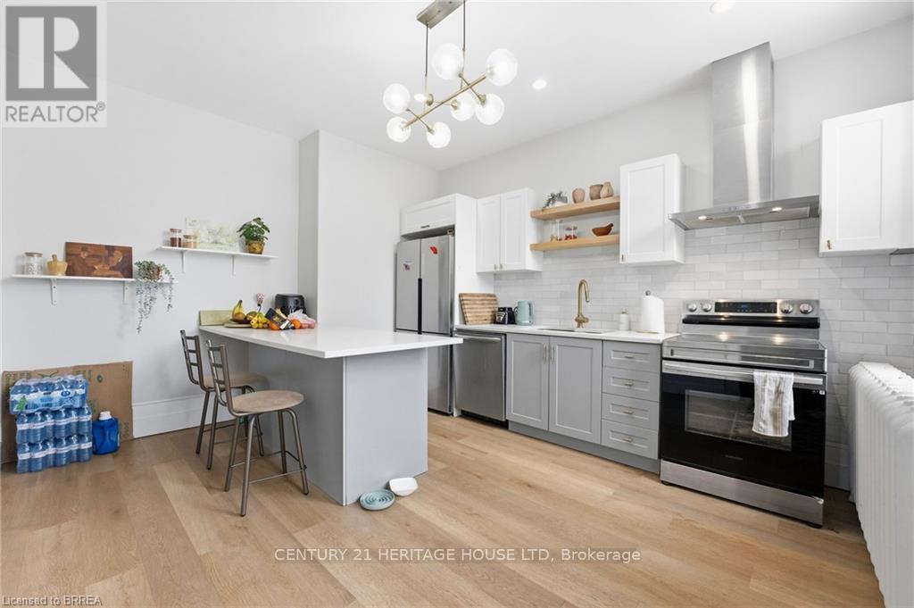 220 Nelson Street, Brantford, Ontario  N3S 4C1 - Photo 2 - X12835650