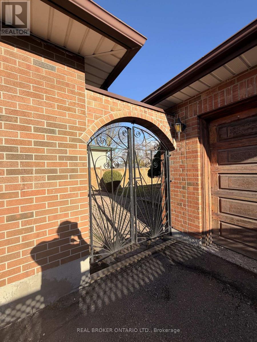 Main - 653 Athol Street E, Oshawa, Ontario  L1H 1M2 - Photo 4 - E13010960