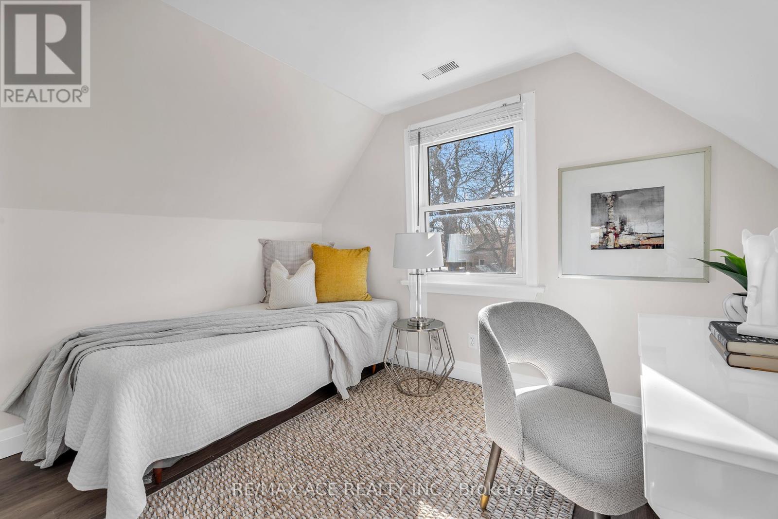 54 S Woodrow Boulevard, Toronto, Ontario  M1N 3L6 - Photo 21 - E13011064