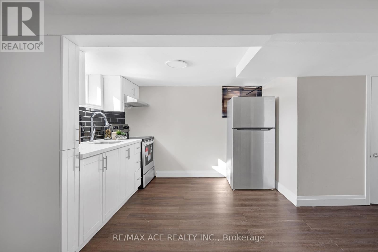 54 S Woodrow Boulevard, Toronto, Ontario  M1N 3L6 - Photo 31 - E13011064