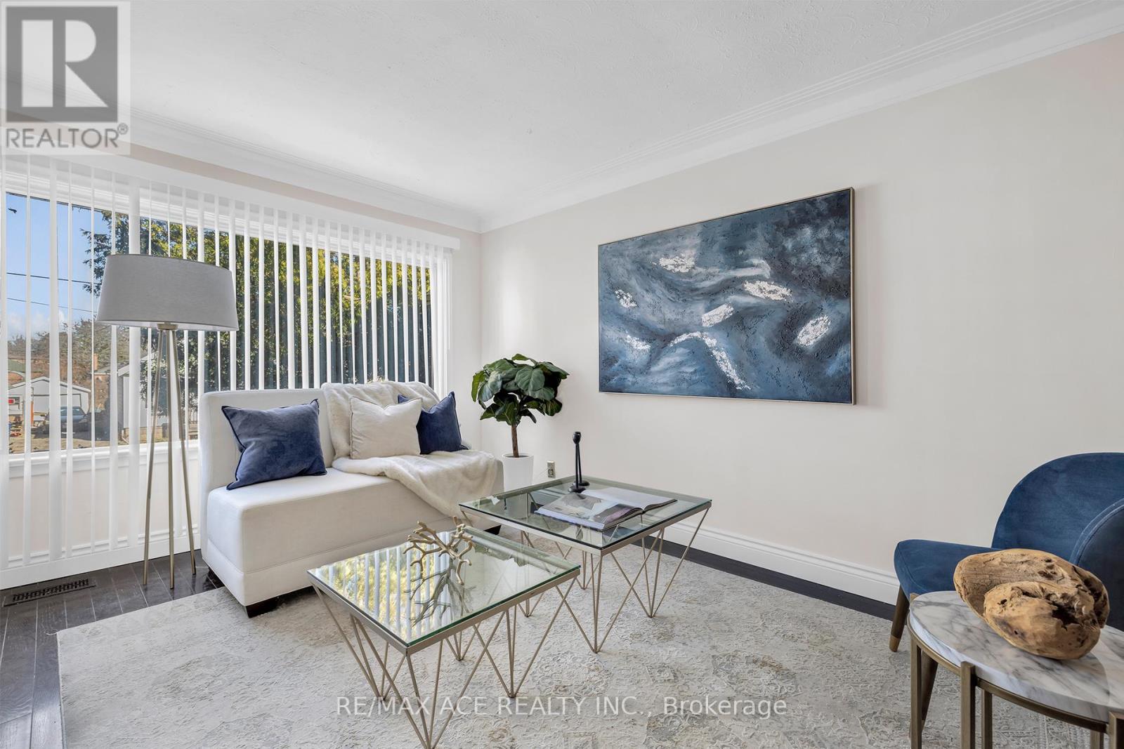 54 S Woodrow Boulevard, Toronto, Ontario  M1N 3L6 - Photo 4 - E13011064