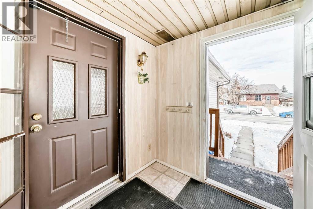 1837 Meadowbrook Drive SE, Airdrie, Alberta  T4A 1V5 - Photo 3 - A2287190