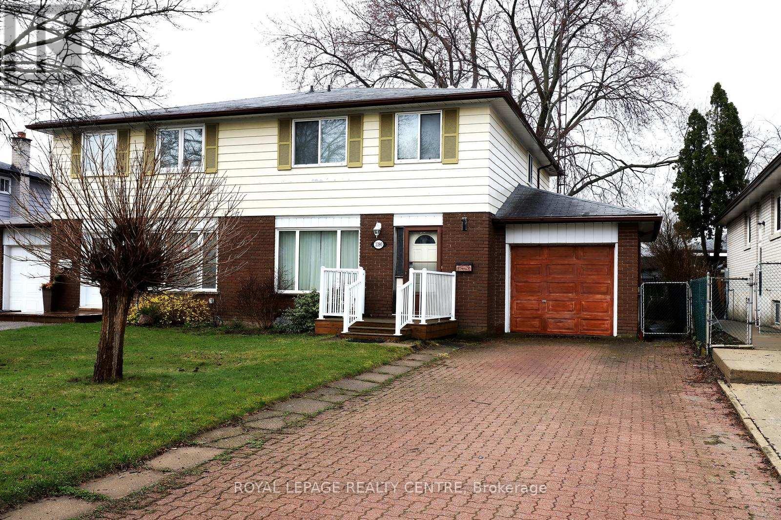 3390 Frobex Court, Mississauga, Ontario  L5C 2B5 - Photo 5 - W13010982