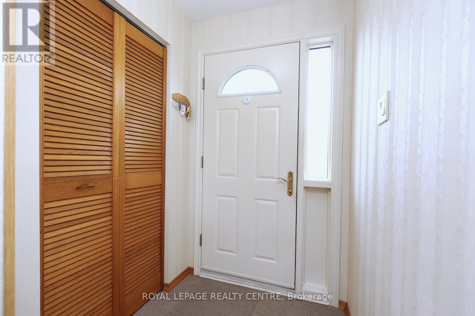 3390 Frobex Court, Mississauga, Ontario  L5C 2B5 - Photo 6 - W13010982