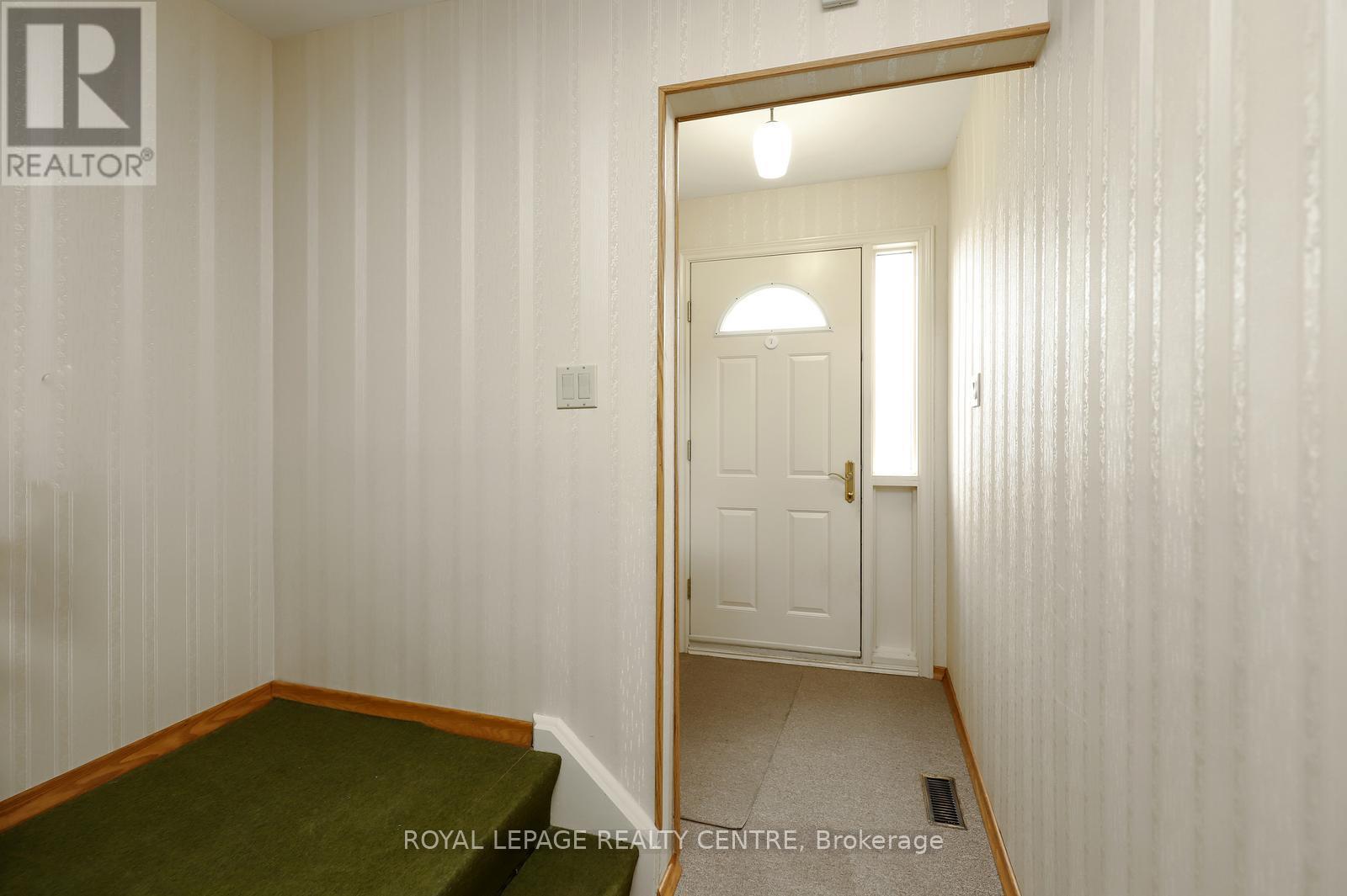 3390 Frobex Court, Mississauga, Ontario  L5C 2B5 - Photo 7 - W13010982