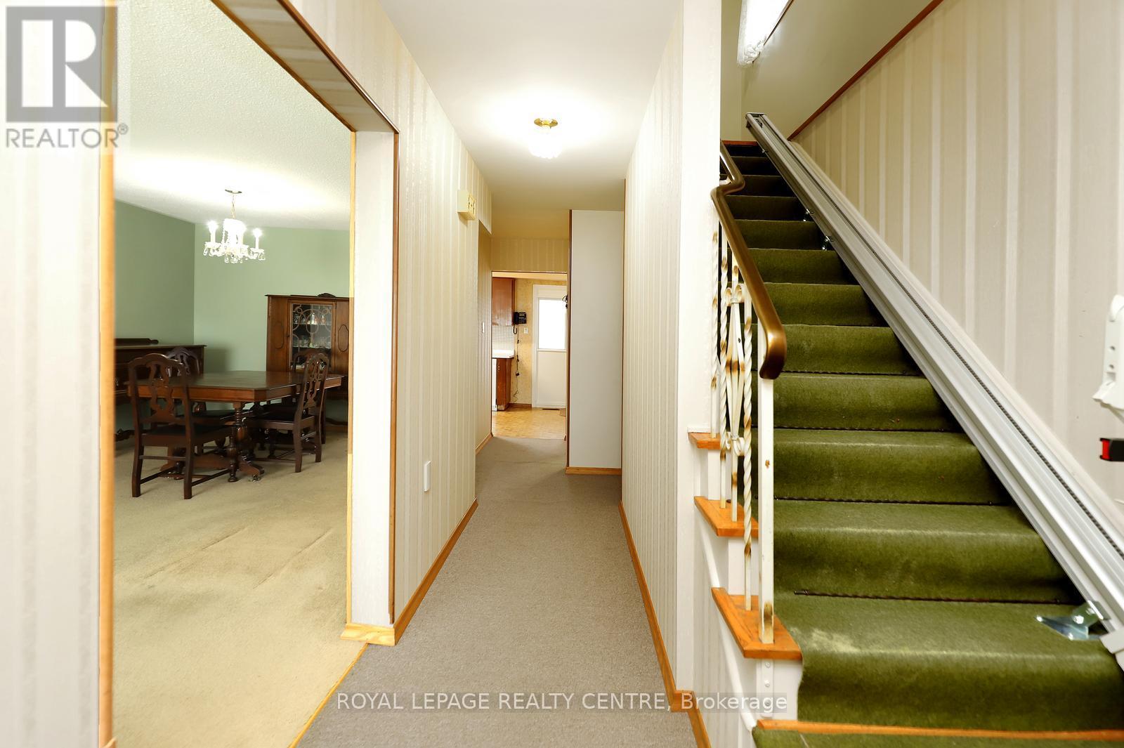 3390 Frobex Court, Mississauga, Ontario  L5C 2B5 - Photo 8 - W13010982