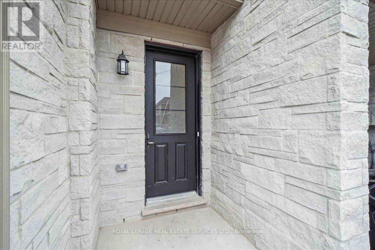 2096 Fairmont Common, Burlington, Ontario  L7P 0V8 - Photo 2 - W13010990