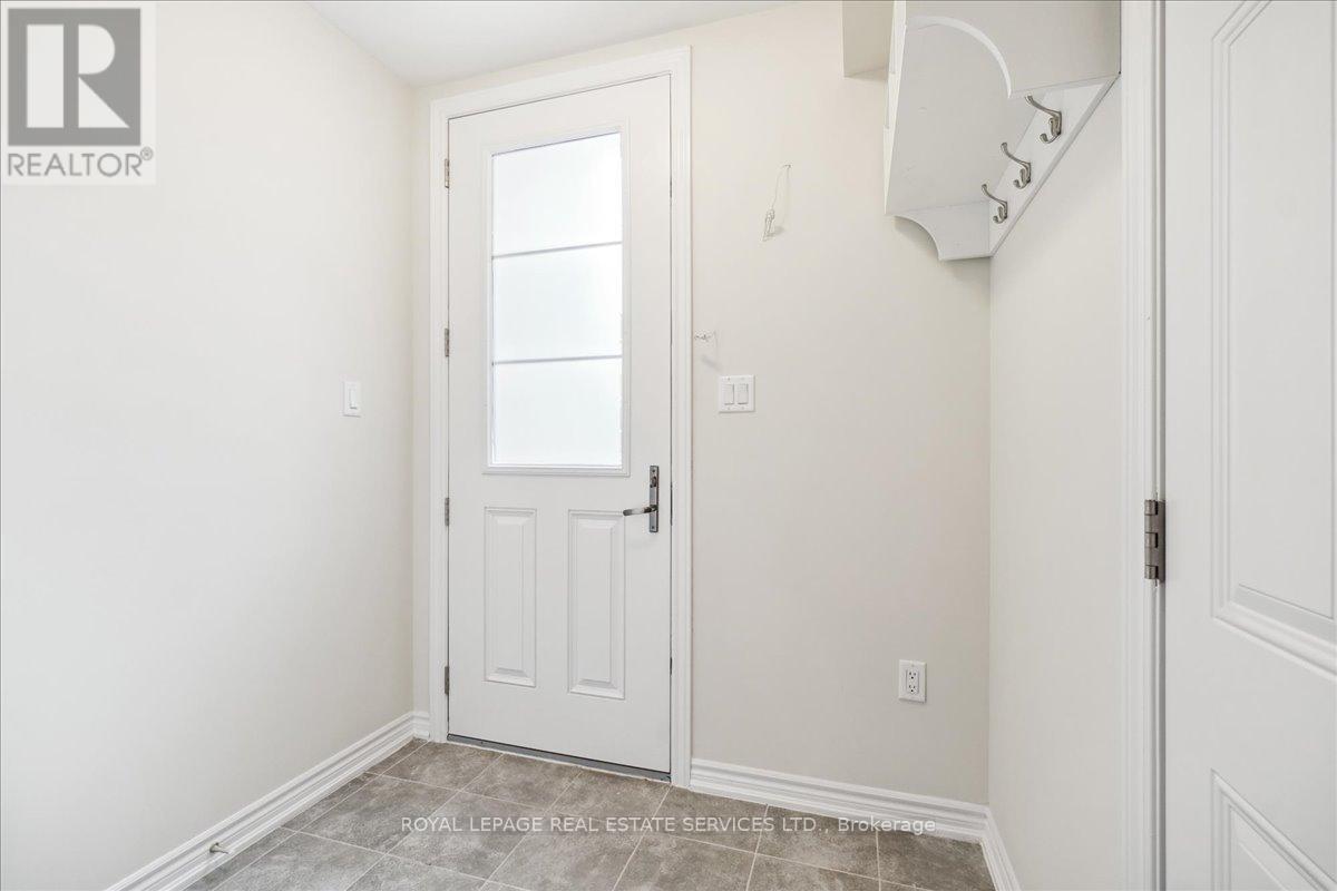 2096 Fairmont Common, Burlington, Ontario  L7P 0V8 - Photo 3 - W13010990